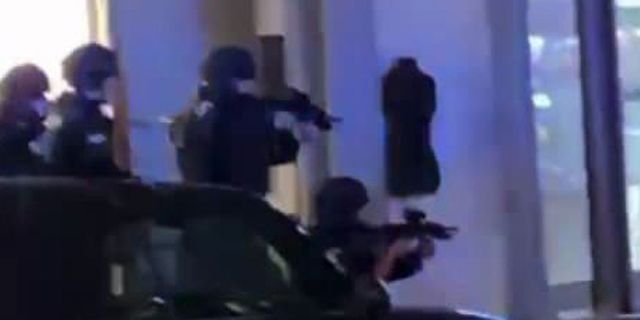 כוחות הביטחון סמוך לבית הכנסת