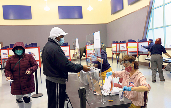 תושב מיין מצביע בקלפי בפורטלנד. אין החרגות להיריון מאונס תושב מיין מצביע בקלפי בפורטלנד. אין החרגות להיריון מאונס