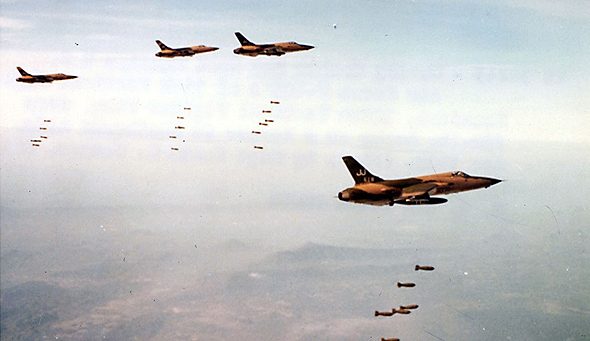 מנסים שוב. F105 מטילים פצצות מנסים שוב. F105 מטילים פצצות