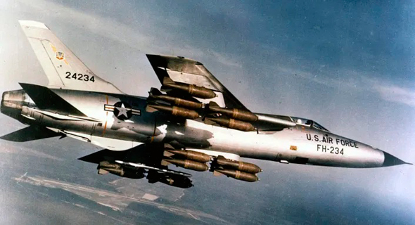 מפציץ מדגם F105 עמוס פצצות, בדרכו למטרה מפציץ מדגם F105 עמוס פצצות, בדרכו למטרה