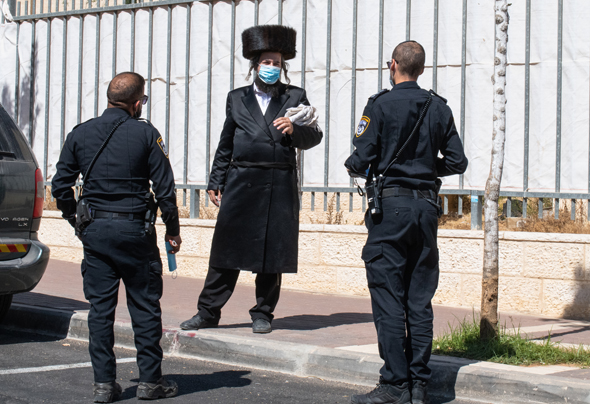 חרדי במסכה. אוכפים את ההגבלות חרדי במסכה. אוכפים את ההגבלות