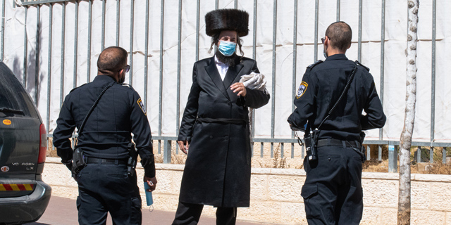בעולם מקשיחים את קנסות הקורונה, בישראל מקפיאים