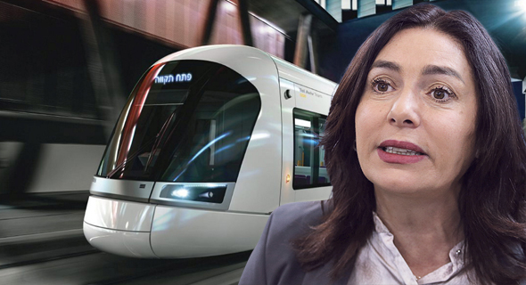 שרת התחבורה מירי רגב על רקע קרון בקו המטרו M2 שרת התחבורה מירי רגב על רקע קרון בקו המטרו M2