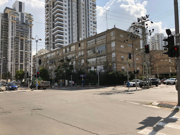 פינת הרחובות פיכמן וההסתדרות בחולון, כיום פינת הרחובות פיכמן וההסתדרות בחולון, כיום