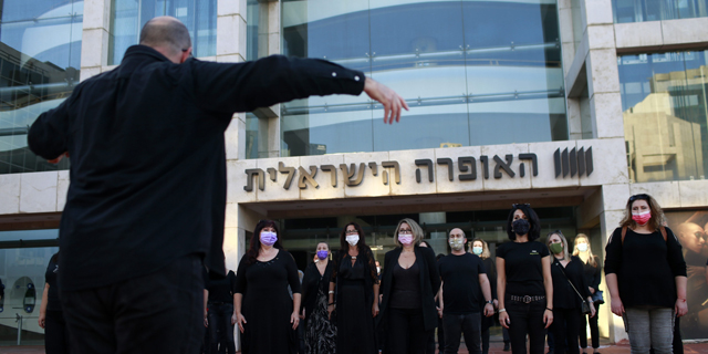 במחאה על ההחלטה לפטר 55 מבין 62 זמרי מקהלה: "שירת העבדים" ברחבת בית האופרה