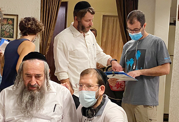 שטיסל (עונה 3). “בודדנו את דבל’ה גליקמן כמה שיותר. בדקנו אנשים סביבו והרחקנו סקרנים" שטיסל (עונה 3). “בודדנו את דבל’ה גליקמן כמה שיותר. בדקנו אנשים סביבו והרחקנו סקרנים"