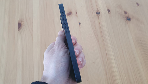 אייפון 12 מיני -  צד מכשיר, צילום: איתמר זיגלמן