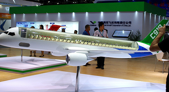 דגם של מטוס נוסעים C919 של COMAC בתערוכת התעופה בבייג'ינג ב-2017