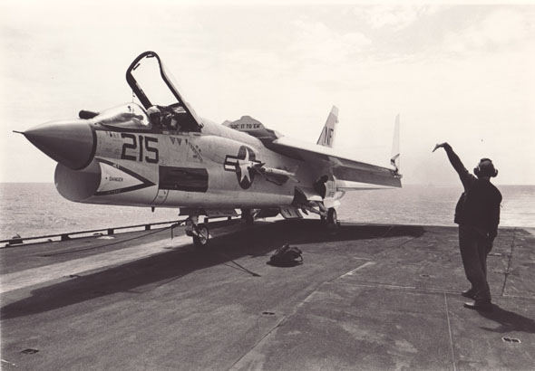 מטוס F8 קרוסיידר על סיפון נושאת מטוסים מטוס F8 קרוסיידר על סיפון נושאת מטוסים