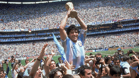 מראדונה מניף את גביע העולם ב-1986