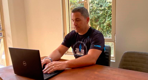 ירון יצהרי, מנכ"ל מדטרוניק ישראל בעבודה מהבית ירון יצהרי, מנכ"ל מדטרוניק ישראל בעבודה מהבית