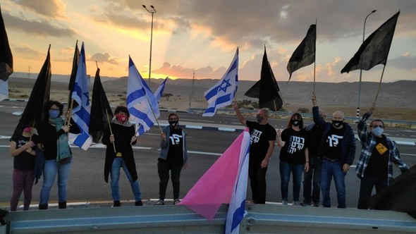 מפגינים ליד קיבוץ גרופית מפגינים ליד קיבוץ גרופית
