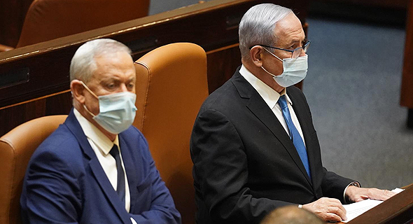 מימין: בנימין נתניהו ובני גנץ בכנסת. כיפופי ידיים עד הרגע האחרון מימין: בנימין נתניהו ובני גנץ בכנסת. כיפופי ידיים עד הרגע האחרון
