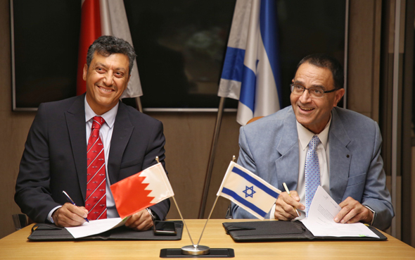 מימין: סמנכ"ל התעשייה האווירית ומנהל חטיבת התעופה יוסי מלמד ומנכ"ל גולף אייר אל אלאווי מימין: סמנכ"ל התעשייה האווירית ומנהל חטיבת התעופה יוסי מלמד ומנכ"ל גולף אייר אל אלאווי
