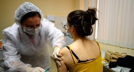 חיסון נגד קורונה במוסקבה, צילום: אי אף פי