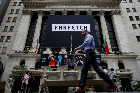 כרזה של Farfetch על בניין הבורסה בניו יורק כרזה של Farfetch על בניין הבורסה בניו יורק