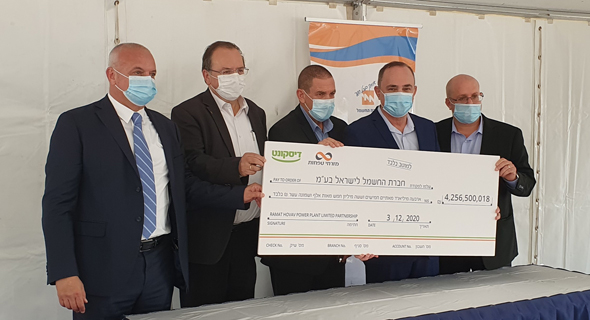 מנכ"ל שיכון ובינוי תמיר כהן, שר האנרגיה יובל שטייניץ, יו"ר חברת החשמל יפתח רון טל, מנכ"ל חברת החשמל עופר בלוך ויו"ר קבוצת אדלטק אורי אדלסבורג בטקס מכירת התחנה מנכ"ל שיכון ובינוי תמיר כהן, שר האנרגיה יובל שטייניץ, יו"ר חברת החשמל יפתח רון טל, מנכ"ל חברת החשמל עופר בלוך ויו"ר קבוצת אדלטק אורי אדלסבורג בטקס מכירת התחנה