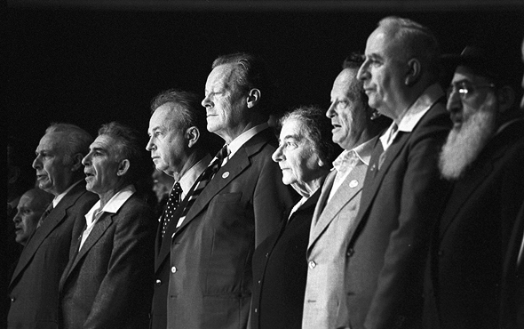 ועידת מפלגת העבודה בשנת 1974 בבית ההסתדרות. הזיהוי היה טוטאלי ועידת מפלגת העבודה בשנת 1974 בבית ההסתדרות. הזיהוי היה טוטאלי