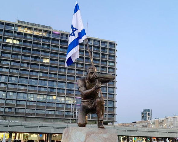 הפסל "גיבור ישראל" של האמן איתי זליאט שהוצב בכיכר רבין בת"א הפסל "גיבור ישראל" של האמן איתי זליאט שהוצב בכיכר רבין בת"א