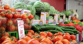 דוכן ירקות ו פירות בשוק הכרמל עגבניות מלפפונים, צילום: אוראל כהן