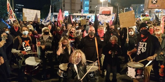 עימותים והשלכות ביצים: אלפים הפגינו נגד נתניהו