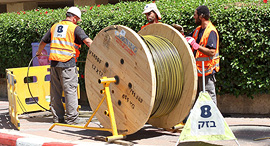 פריסת סיבים של בזק, צילום: רונן טופלברג