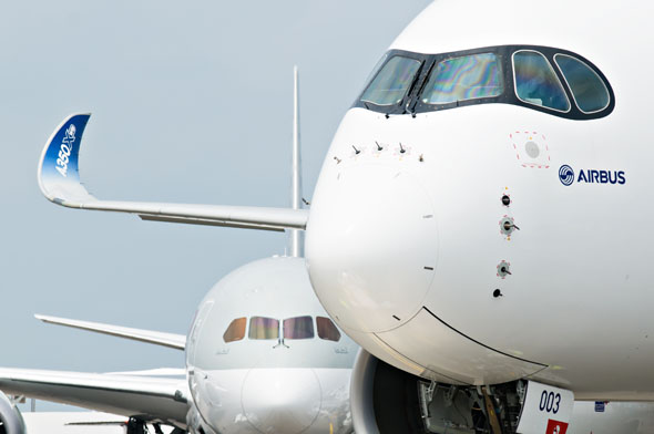 איירבוס A350. שימו לב ל"מסכה" סביב חלון הקוקפיט איירבוס A350. שימו לב ל"מסכה" סביב חלון הקוקפיט