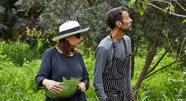 פנאי יזהר ו הילה סהר בגינה שבחצר מסעדה רוטנברג , צילום: אפיק גבאי