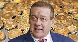 סקוט מיינרד על רקע ביטקוין Scott Minerd, צילום: איי אף פי, בלומברג