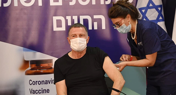 שר הבריאות יולי אדלשטיין מקבל חיסון שר הבריאות יולי אדלשטיין מקבל חיסון
