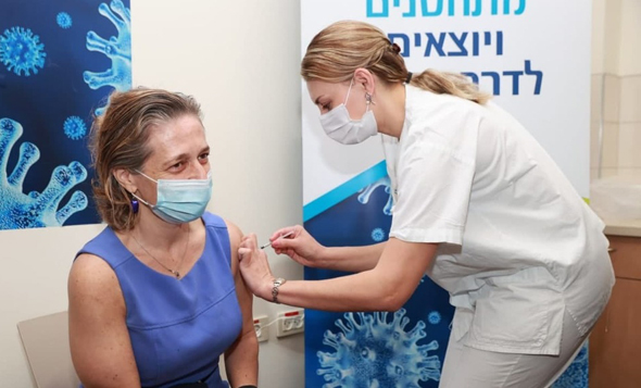 ד"ר אלרעי פרייס מתחסנת ד"ר אלרעי פרייס מתחסנת