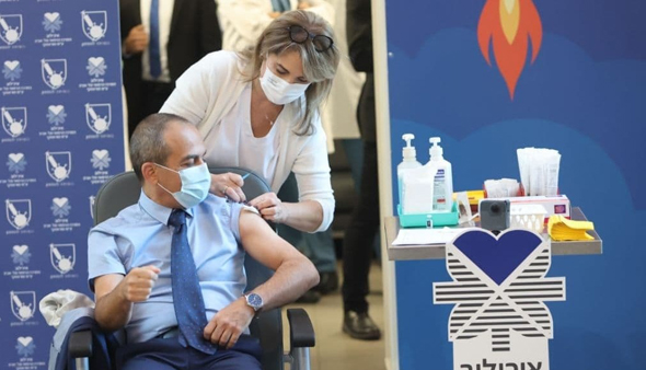פרופסור רוני גמזו מתחסן פרופסור רוני גמזו מתחסן