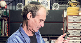 מוסף שבועי 24.12.20 אריאל ליברמן בונה רמקולים, צילום: תומי הרפז