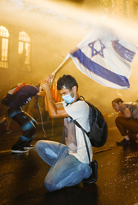 תמונת השנה - של המפגינים בבלפור, צילום: עודד בלילטי - AP