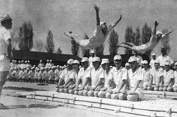 ההכשרה שמה דגש גם על אקרובטיקה; רוצה לתמרן בזירו? קודם תמרן על מזרן ההכשרה שמה דגש גם על אקרובטיקה; רוצה לתמרן בזירו? קודם תמרן על מזרן