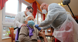 אדם מקבל חיסון נגד קורונה בגרמניה, צילום: אי.אף.פי