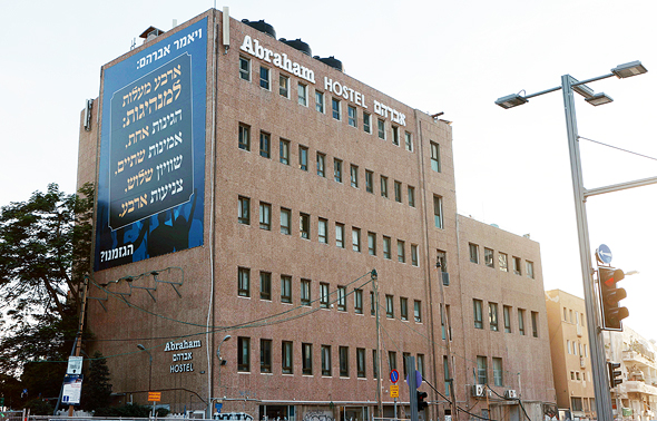 אברהם הוסטל. נרכש מבזק תמורת 180 מיליון שקל ויוסב לדירות להשכרה