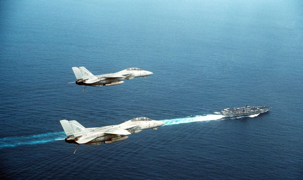 מטוסי F14 מלווים את נושאת המטוסים ג'ון פ. קנדי מטוסי F14 מלווים את נושאת המטוסים ג'ון פ. קנדי