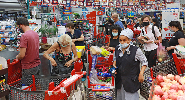 תורים ארוכים בסניף רמי לוי בבני ברק בזמן משבר הקורונה. נתח המכירות של שופרסל אונליין הגיע ל־22%, והמגמה רק תתחזק תורים ארוכים בסניף רמי לוי בבני ברק בזמן משבר הקורונה. נתח המכירות של שופרסל אונליין הגיע ל־22%, והמגמה רק תתחזק