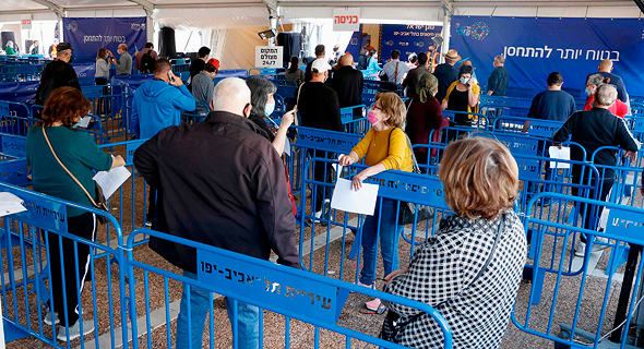 Israelis stand in line to be vaccinated. Photo: AFP