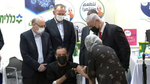 בנימין נתניהו עם המחוסן המיליון לקורונה מוחמד ג'בארין בנימין נתניהו עם המחוסן המיליון לקורונה מוחמד ג'בארין