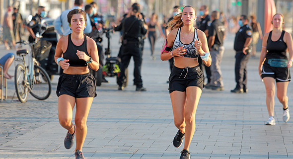 נשים רצות בתל אביב. העובדה שהרחובות היו ריקים הגבירה את תחושת הביטחון