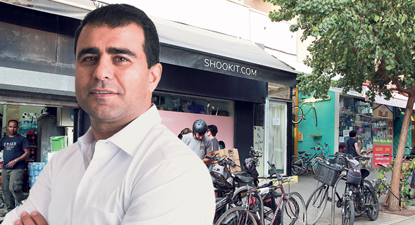 עופר עטר, הבעלים והמנכ”ל של עטרה על רקע חנות שוקיט בשנקין. “נפתח חנויות שוקיט שיחליפו את מחסני הליקוט שנסגרו” עופר עטר, הבעלים והמנכ”ל של עטרה על רקע חנות שוקיט בשנקין. “נפתח חנויות שוקיט שיחליפו את מחסני הליקוט שנסגרו”