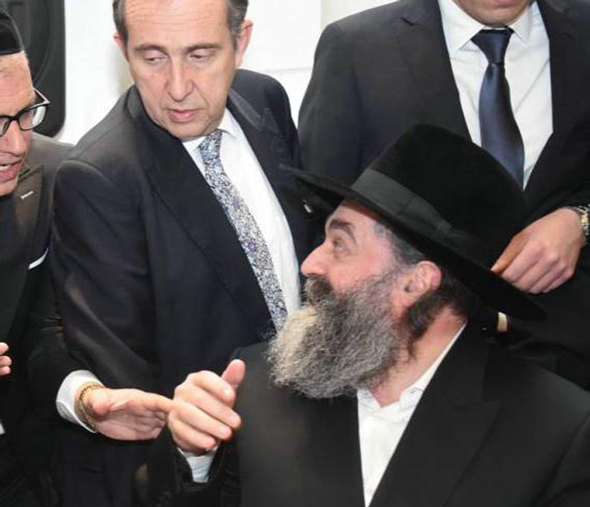 משה גרטנר עומד עם עניבה פרחונית. יושב הרב יקותיאל אבוחצירא משה גרטנר עומד עם עניבה פרחונית. יושב הרב יקותיאל אבוחצירא