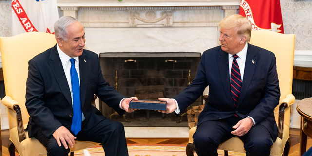 שני חברים יצאו לדרך. אחד נפל, שני עדיין בועט