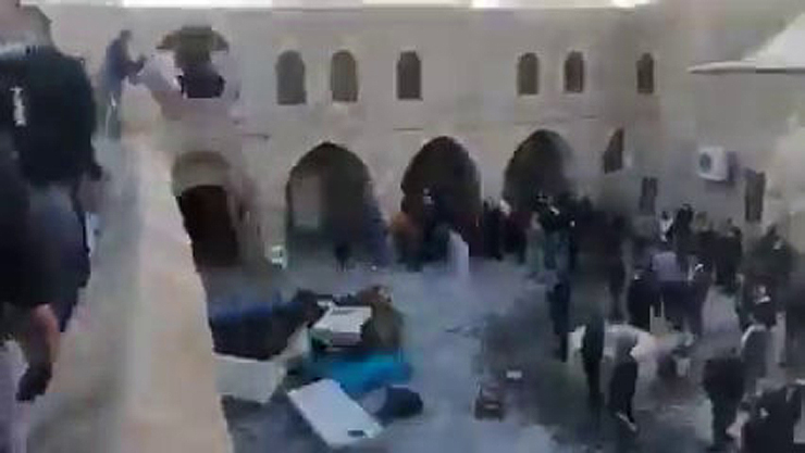 המתפרעים הגיעו גם ביום למחרת המסיבה והחלו לזרוק ולשרוף את ריהוט המתחם המתפרעים הגיעו גם ביום למחרת המסיבה והחלו לזרוק ולשרוף את ריהוט המתחם