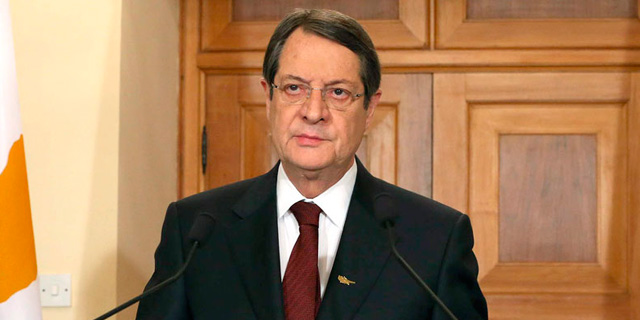 נשיא קפריסין מקיים שיחות בבריסל בניסיון למנוע קריסה פיננסית