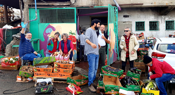 מיון ירקות בפרויקט מצילות מזון בירושלים מיון ירקות בפרויקט מצילות מזון בירושלים