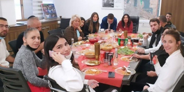 התקהלו בלי מסכות: השרה רגב חגגה יום הולדת לעובד בלשכתה