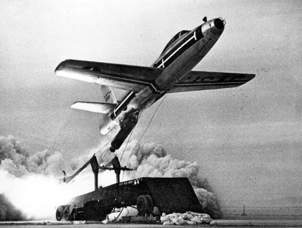 מטוס F84 ממריא עם רקטה מגודלת. גם מטוסי F100 נבחנו בתצורה זו. הרוסים ניסו זאת על מטוסי מיג 19 והגרמנים - על F104 מטוס F84 ממריא עם רקטה מגודלת. גם מטוסי F100 נבחנו בתצורה זו. הרוסים ניסו זאת על מטוסי מיג 19 והגרמנים - על F104